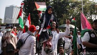 Sejumlah anak juga ikut dalam aksi damai tersebut. 