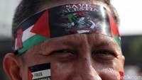 Sebagian peserta aksi memakai ikat kepala bertuliskan Save Palestina. 