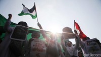 Akibat serangan itu, lebih dari 600.000 warga Palestina mengungsi di 150 tempat penampungan yang berada di Gaza di bawah komando lembaga UNRWA dari PBB. 