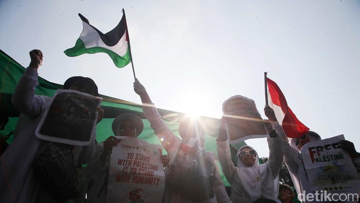 Aliansi Masyarakat Bela Palestina melakukan unjuk rasa di depan Kedutaan Besar (Kedubes) Amerika Serikat, Sabtu (28/10/2023).