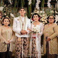 Berselang sehari, Amanda Gonzales dan Christian Rontini melangsungkan akad nikah, yang dihadiri keluarga dan kerabat terdekat. Pasangan itu terlihat serasi dalam balutan busana pengantin Jawa berwarna putih. Foto: dok. Instagram @djanjisoetji.photography