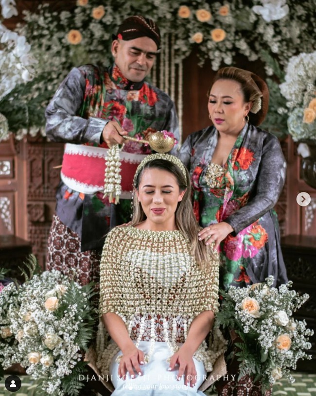 Amanda Gonzales, putri pesepakbola Cristian Gonzales resmi melepas masa lajangnya. Pada Jumat (27/10/2023), Amanda Gonzales tampak menggelar prosesi siraman yang kental adat Jawa bersama kekasihnya, yang berdarah Filipina. Foto: dok. Instagram @djanjisoetji.photography