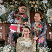 Amanda Gonzales, putri pesepakbola Cristian Gonzales resmi melepas masa lajangnya. Pada Jumat (27/10/2023), Amanda Gonzales tampak menggelar prosesi siraman yang kental adat Jawa bersama kekasihnya, yang berdarah Filipina. Foto: dok. Instagram @djanjisoetji.photography