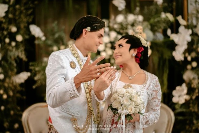 Aura bahagia terpancar dari wajah Amanda Gonzales dan Christian Rontini saat memamerkan cincin pernikahan.Foto: dok. Instagram @djanjisoetji.photography