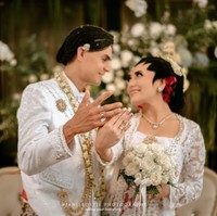 Aura bahagia terpancar dari wajah Amanda Gonzales dan Christian Rontini saat memamerkan cincin pernikahan.Foto: dok. Instagram @djanjisoetji.photography
