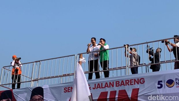 Anies dan Cak Imin mengikuti kegiatan jalan sehat di Depok, Jawa Barat (Mulia/detikcom)