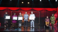 “Pada kesempatan yang baik ini, saya ingin menyampaikan terima kasih dan selamat kepada para peraih Anugerah Kebudayaan Indonesia tahun ini. Anugerah ini bernilai lebih dari sekadar penghargaan, tetapi menyimpan semangat untuk terus menguatkan kolaborasi dalam upaya kita mengembangkan ekosistem kebudayaan di seluruh Indonesia,” kata Menteri Pendidikan, Kebudayaan, Riset, dan Teknologi (Mendikbudristek), Nadiem Anwar Makarim pada sambutannya, di Jakarta, Jumat (27/10). (Foto: Kemendikbud)