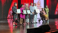 Hilmar menuturkan bahwa konsistensi dan komitmen pelestari budaya menghadirkan gambaran otentik tentang dimensi kebudayaan Indonesia yang mengandung nilai kebaikan sosial, religi, norma, dan kearifan lokal. “Kepedulian untuk mencintai kebudayaan amat dibutuhkan bangsa ini sehingga nilai-nilai baik tersebut terus hidup dan mengakar dalam kehidupan masyarakat. Langkah tersebut telah ditunjukkan para penerima penghargaan AKI 2023,” tegasnya.(Foto: Kemendikbud)