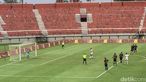 Potret laga Arema vs Madura di Stadion Kapten I Wayan Dipta, Gianyar, Sabtu (28/10/2023).