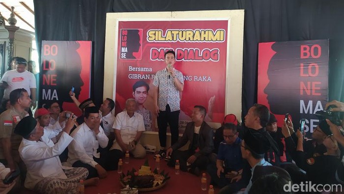 Bacapres Gibran Rakabuming Raka saat menghadiri silaturahmi dan dialog di Joglo Jembar Keji Muntilan, Magelang, Sabtu (28/10/2023).