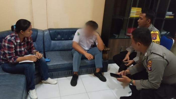 Siswa SMA berinisial HK (16) di Barito Selatan (Barsel), Kalimantan Tengah (Kalteng) mendapatkan sanksi berat usai menantang gurunya berkelahi.