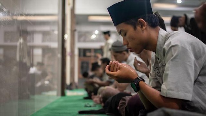 Berdoa setelah shalat berjamaah.