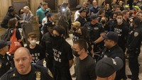 Kepolisian New York mengatakan sedikitnya 200 orang telah ditangkap dalam aksi tersebut. 