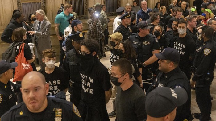 Bikin Lumpuh Stasiun New York, 200 Demonstran Pro-Palestina Ditangkap Lebih dari 200 demonstran pro-Palestina ditangkap oleh Kepolisian New York, Amerika Serikat. Mereka ditangkap karena membut lumpuh Stasiun Grand Central.