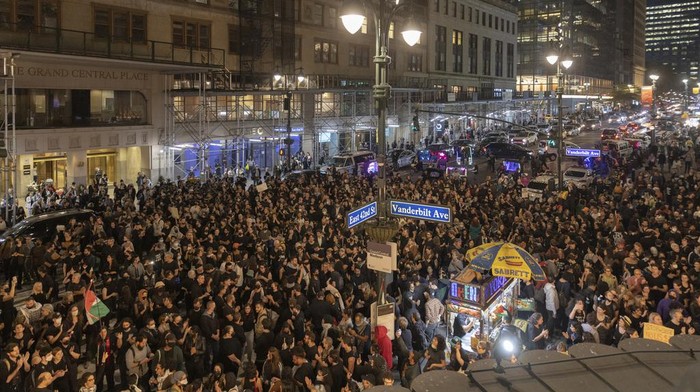 Bikin Lumpuh Stasiun New York, 200 Demonstran Pro-Palestina Ditangkap Lebih dari 200 demonstran pro-Palestina ditangkap oleh Kepolisian New York, Amerika Serikat. Mereka ditangkap karena membut lumpuh Stasiun Grand Central.