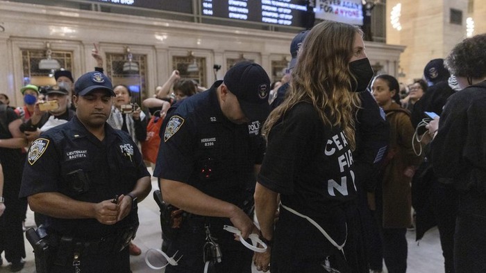 Bikin Lumpuh Stasiun New York, 200 Demonstran Pro-Palestina Ditangkap Lebih dari 200 demonstran pro-Palestina ditangkap oleh Kepolisian New York, Amerika Serikat. Mereka ditangkap karena membut lumpuh Stasiun Grand Central.