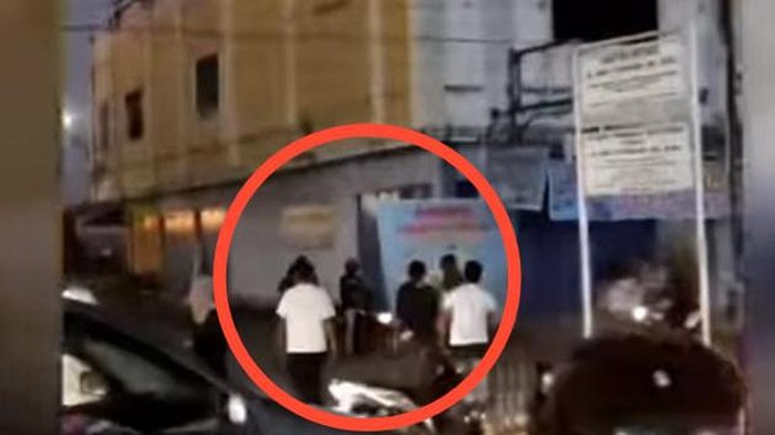 Pria berinisial IB (35) di Kabupaten Bone, Sulawesi Selatan (Sulsel) berkelahi dengan temannya sendiri inisial AN (34).