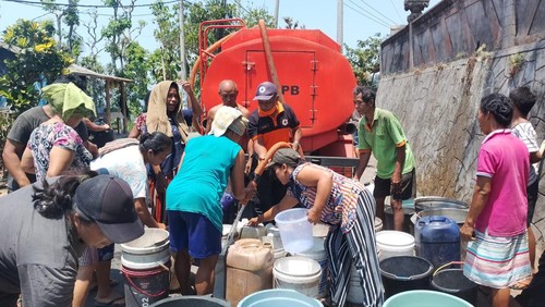 BPBD Kabupaten Karangasem mendistribusikan air bersih kepada masyarakat yang ada di Banjar Dinas Kecag Balung, Desa Seraya, Karangasem, Bali, Sabtu (28/10/2023). (Foto: Ddok. BPBD Karangasem)