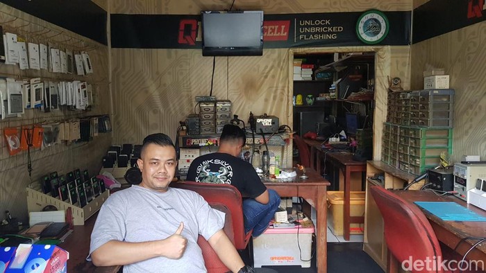 Bram bertahan dengan usaha servis dan jual-beli ponsel.