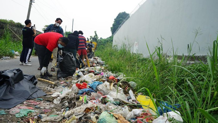 Bumantara Tim membersihkan sampah di Deli Serdang dalam rangka peringatan Hari Sumpah Pemuda. (Adhe Junaedy/detikSumut)