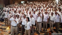 Kartika Wirjoatmodjo sempat berswafoto dengan para pegawai BUMN yang hadir dalam peluncuran BUMN School of Excellence. 