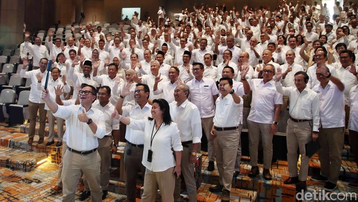 BUMN School of Excellence untuk Tingkatkan Kompetensi dan Profesionalme SDM Wakil Menteri BUMN Kartika Wirjoatmodjo (kedua dari kanan), bersama Sekretaris Kementerian BUMN Rabin Indrajad Hattari (tengah) didampingi Deputi Bidang Keuangan dan Manajemen Risiko Kementerian BUMN Nawal Nely (kiri) dan Deputi Bidang Manajemen Sumber Daya Manusia (SDM), Teknologi dan Informasi Kementerian BUMN Tedi Bharata (kedua kiri) beserta Direktur Kepatuhan dan SDM Bank Mandiri sekaligus Ketua Pengurus BUMN School of Excellence Agus Dwi Handaya (kanan) saat peresmian BUMN School of Excellence di Mandiri University Nawasena, Jakarta, Sabtu (28/10).