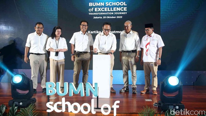 Wakil Menteri BUMN Kartika Wirjoatmodjo (kedua dari kanan), bersama Sekretaris Kementerian BUMN Rabin Indrajad Hattari (tengah) didampingi Deputi Bidang Keuangan dan Manajemen Risiko Kementerian BUMN Nawal Nely (kiri) dan Deputi Bidang Manajemen Sumber Daya Manusia (SDM), Teknologi dan Informasi Kementerian BUMN Tedi Bharata (kedua kiri) beserta Direktur Kepatuhan dan SDM Bank Mandiri sekaligus Ketua Pengurus BUMN School of Excellence Agus Dwi Handaya (kanan) saat peresmian BUMN School of Excellence di Mandiri University Nawasena, Jakarta, Sabtu (28/10).