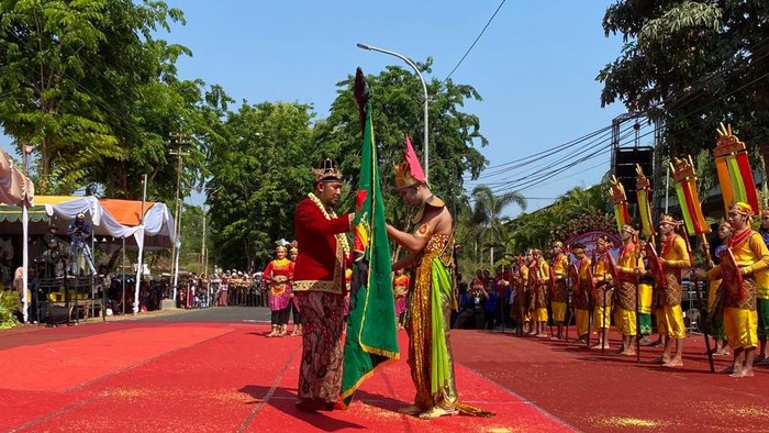 Bupati Fauzi menerima petaka dari Aryawiraraja
