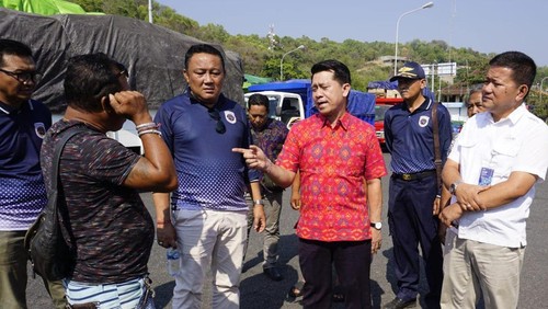 Bupati Klungkung I Nyoman Suwirta saat berkoordinasi dengan pihak ASDP Padang Bai dan mendengar keluhan sopir, Minggu (28/10/2023) (dok. I Nyoman Suwirta).