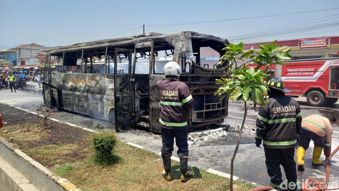 Bus wisata terbakar di Jalan Raya Subang menuju Bandung tepatnya di wilayah Tambakan, Kecamatan Jalancagak, Kabupaten Subang, Minggu (28/10/2023).