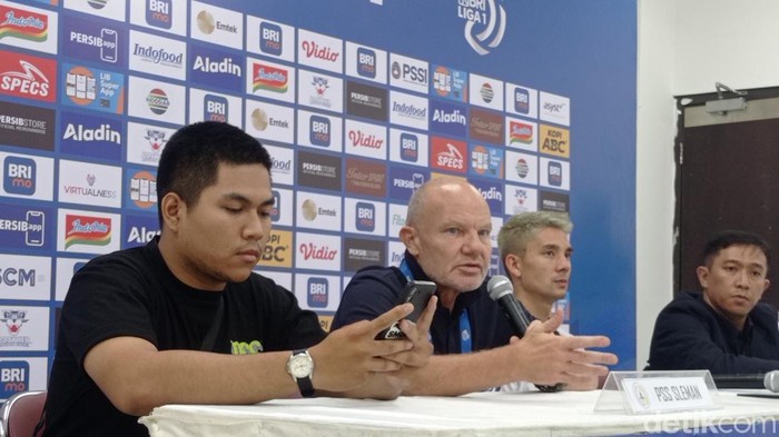 Caretaker PSS Bertrand Crasson (tengah baju hitam) memberikan keterangan usai laga lawan Persib di GBLA, Sabtu (28/10/2023).