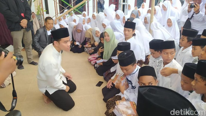 Cawapres Gibran Rakabuming Raka di Ponpes Darussalam Watucongol Gunungpring Muntilan Magelang, Sabtu (28/10/2023).