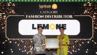 Penghargaan diterima langsung oleh Direktur PT Lemone Surya Indonesia Stephanus Bundiarto, Jumat (27/10/20230) di Jakarta. Menurutnya penghargaan ini manjadi bukti bahwa produk fesyen dari Lemone sangat diminati para reseller, sekaligus menjadi buah perjuangan yang tidak kenal lelah dengan berbagai inovasi sejak berdiri pada 2009 lalu.