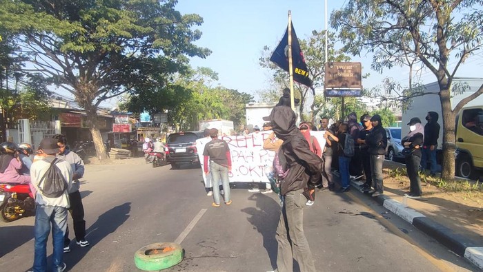Demo mahasiswa di Kota Makassar, Sulawesi Selatan (Sulsel) menutup Jalan Perintisn Kemerdekaan di depan kampus Universitas Islam Makassar (UIM).