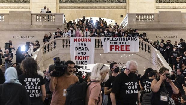 Demonstran berkumpul di Stasiun Grand Central, New York, AS dalam aksi menyerukan gencatan senjata di Jalur Gaza. (AP Photo/Jeenah Moon)