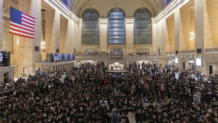 Demonstran memenuhi aula utama Statiun Grand Central di New York, AS, dalam aksi pro-Palestina. (AP Photo/Jeenah Moon)