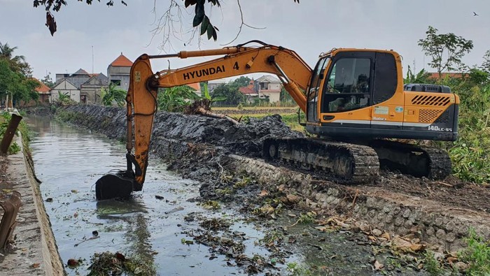 Dinas PU Lamongan normalisasi sungai dan waduk
