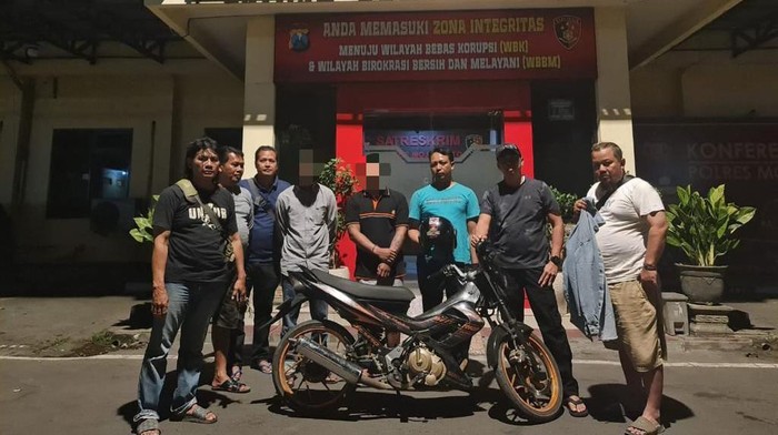 Dua pria yang pukuk dan rampok HP gadis di Mojokerto.