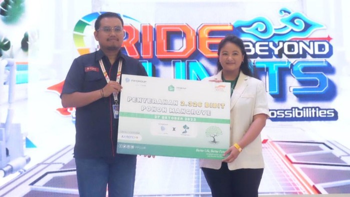 EHSSR & Sustainability Management Department Head FIFGROUP, Charles DW Simaremare (kiri) secara simbolis menyerahkan 2.326 bibit pohon mangrove kepada B2B Sales & Partnership Leads LindungiHutan (kanan) pada gelaran IMOS+ 2023 di main booth FIFGROUP hall 10 ICE BSD Tangerang, Jumat (27/10). Di mana 2.000 bibit pohon mangrove di anataranya berasal dari konversi keterlibatan pengunjung IMOS+ 2023 dan 326 bibit pohon mangrove lainnya dari konversi keikutsertaan internal karyawan dalam kampanye #SatuNafas.