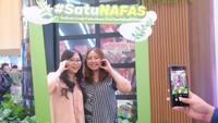 Keseruan pengunjung IMOS+ 2023 mengikuti aksi kampanye #SatuNafas (Nolkan Asap Fokuskan Aksi Sustainabilitas) dengan melakukan swafoto pada framebooth FIFGROUP di hall 10 ICE BSD Tangerang, di mana setiap unggahan foto dari pengunjung akan dikonversikan menjadi 1 bibit pohon mangrove.
