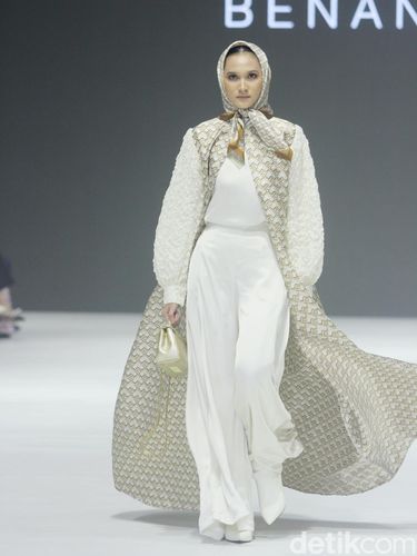 Fashion show koleksi Buttonscarves & Benang Jarum di JFW 2024