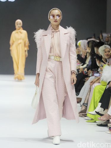 Fashion show koleksi Buttonscarves & Benang Jarum di JFW 2024