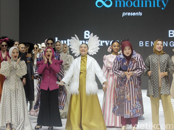 Fashion show koleksi Buttonscarves & Benang Jarum di JFW 2024