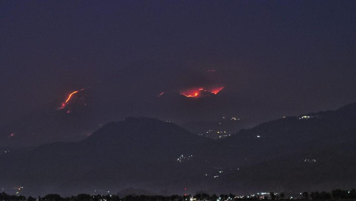 Foto kebakaran Merbabu yang terlihat dari kawasan Rawa Pening, Sabtu (28/10/2023).