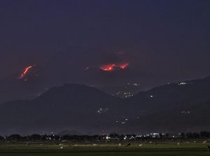 Dahsyatnya Kobaran Api Merbabu Terlihat dari Rawa Pening Malam Ini