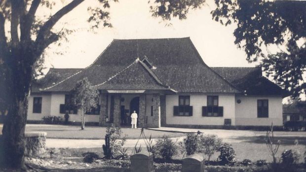 Foto kuno pintu utama RSUP Dr Soeradji Tirtonegoro.