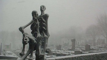 Patung horor di pemakaman Paris. Association des déportés de Buchenwald-Dora meminta dibuatkan monumen untuk menghormati para korban kamp konsentrasi Nazi di zaman Perang Dunia II. Seniman Louis Bancel lalu membuatnya dan ditempatkan di Pemakaman Père Lachaise Paris, Prancis pada tahun 1964. Foto: Ranker.