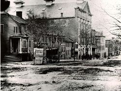 Bukan Hantu, Tapi Tetap Saja Foto Ini Bikin Merinding