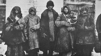 Di awal Perang Dunia II di Polandia, semua makanan diambil untuk keperluan perang. Kelaparan di kalangan petani menyebabkan tindakan putus asa untuk bertahan hidup. Orang-orang kemudian menggali mayat untuk memakan dagingnya. Kelaparan menyebabkan kanibalisme di beberapa daerah, termasuk di Buzuluk, tempat pengambilan foto ini. Foto: Ranker