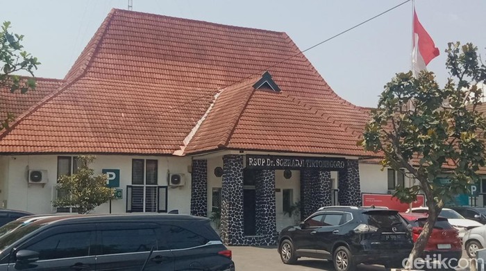 Foto terkini pintu utama lobby RSUP Dr Soeradji Tirtonegoro Klaten.